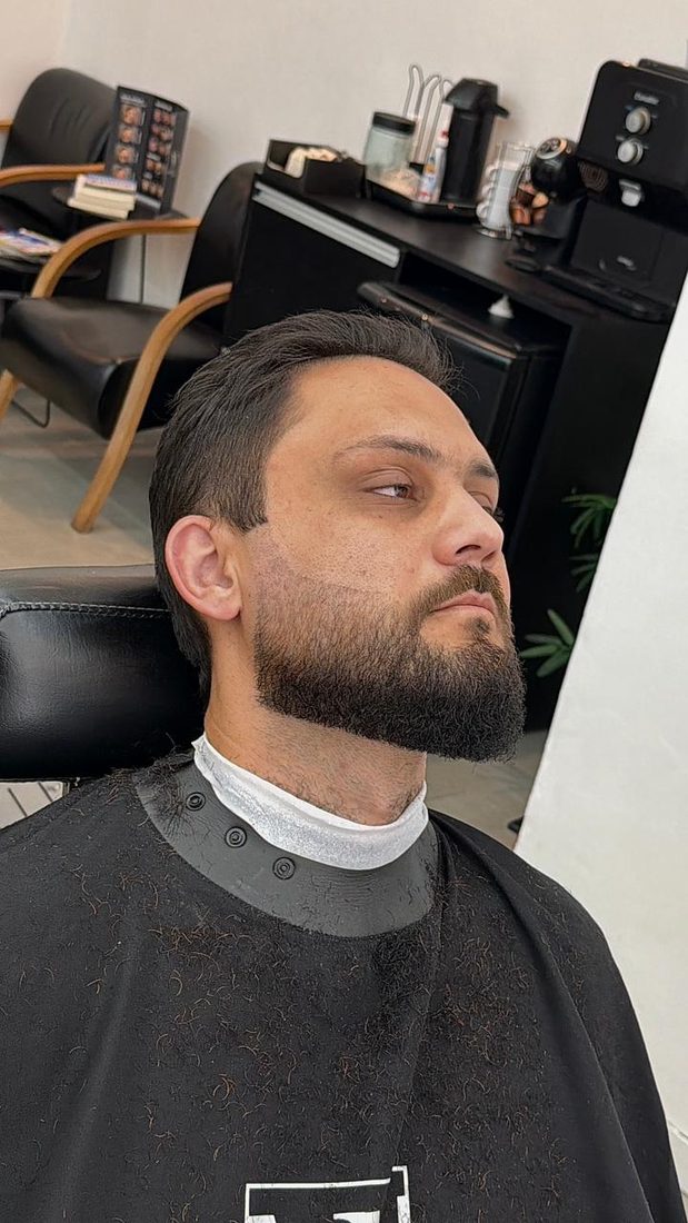 Barba cheia alinhada com acabamento na navalha