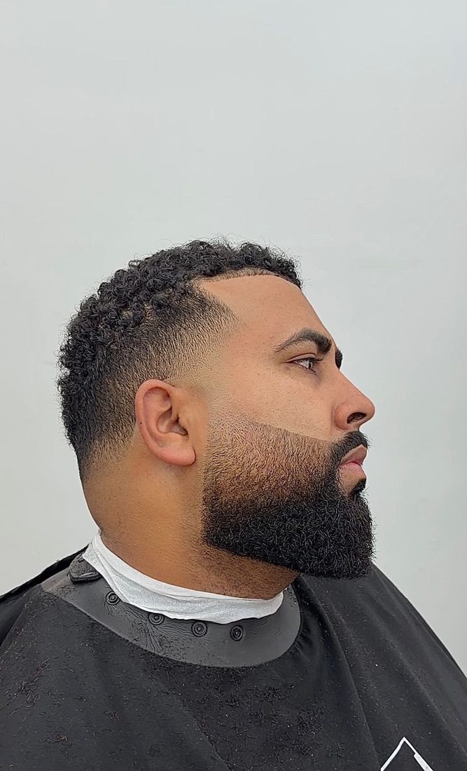 Degradê com barba cheia alinhada