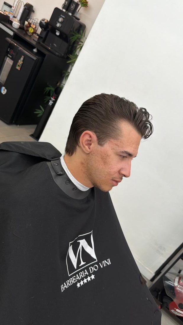 Corte finalizado com cabelo penteado para trás