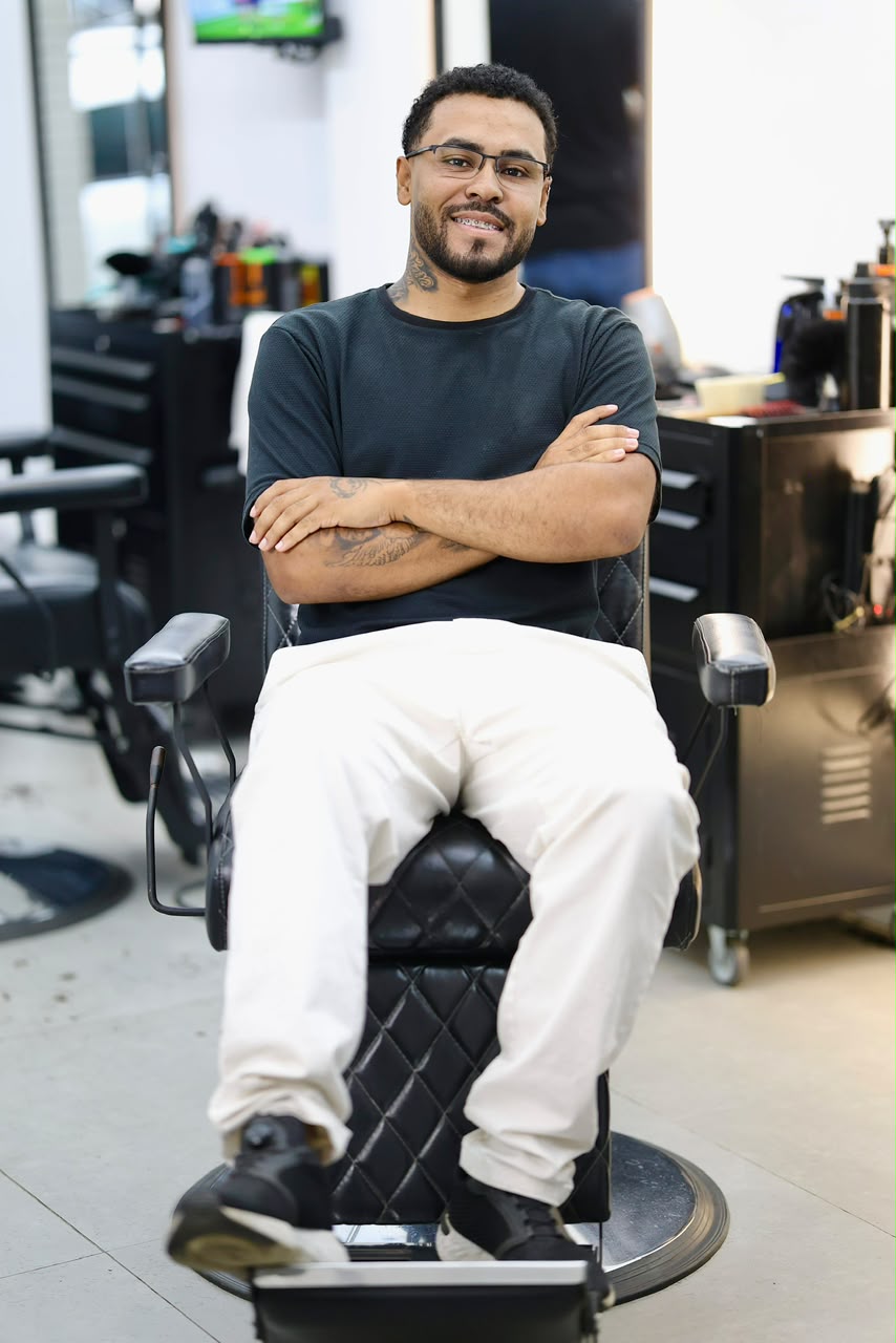 Rafael Antônio, barbeiro na Barbearia do Vini