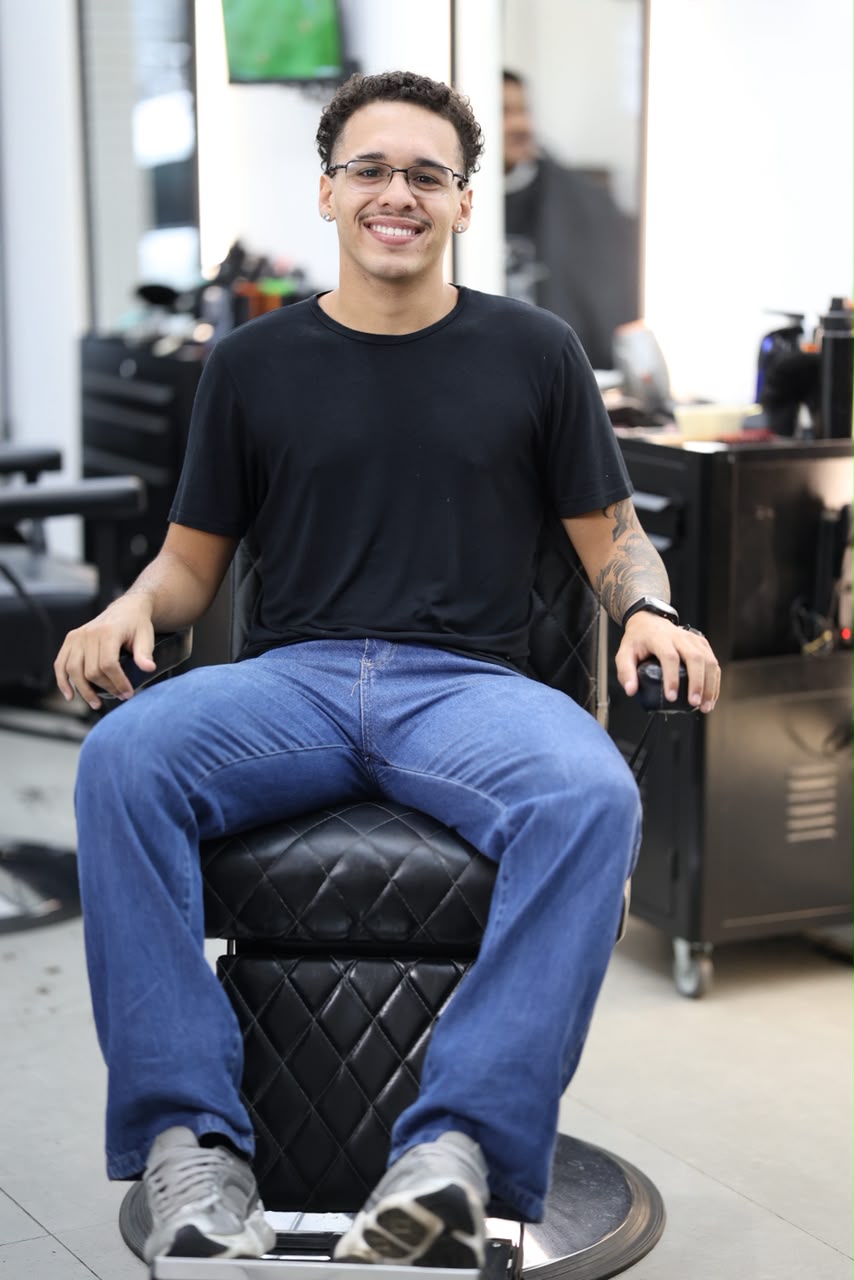 Rikelme Oliveira, barbeiro na Barbearia do Vini
