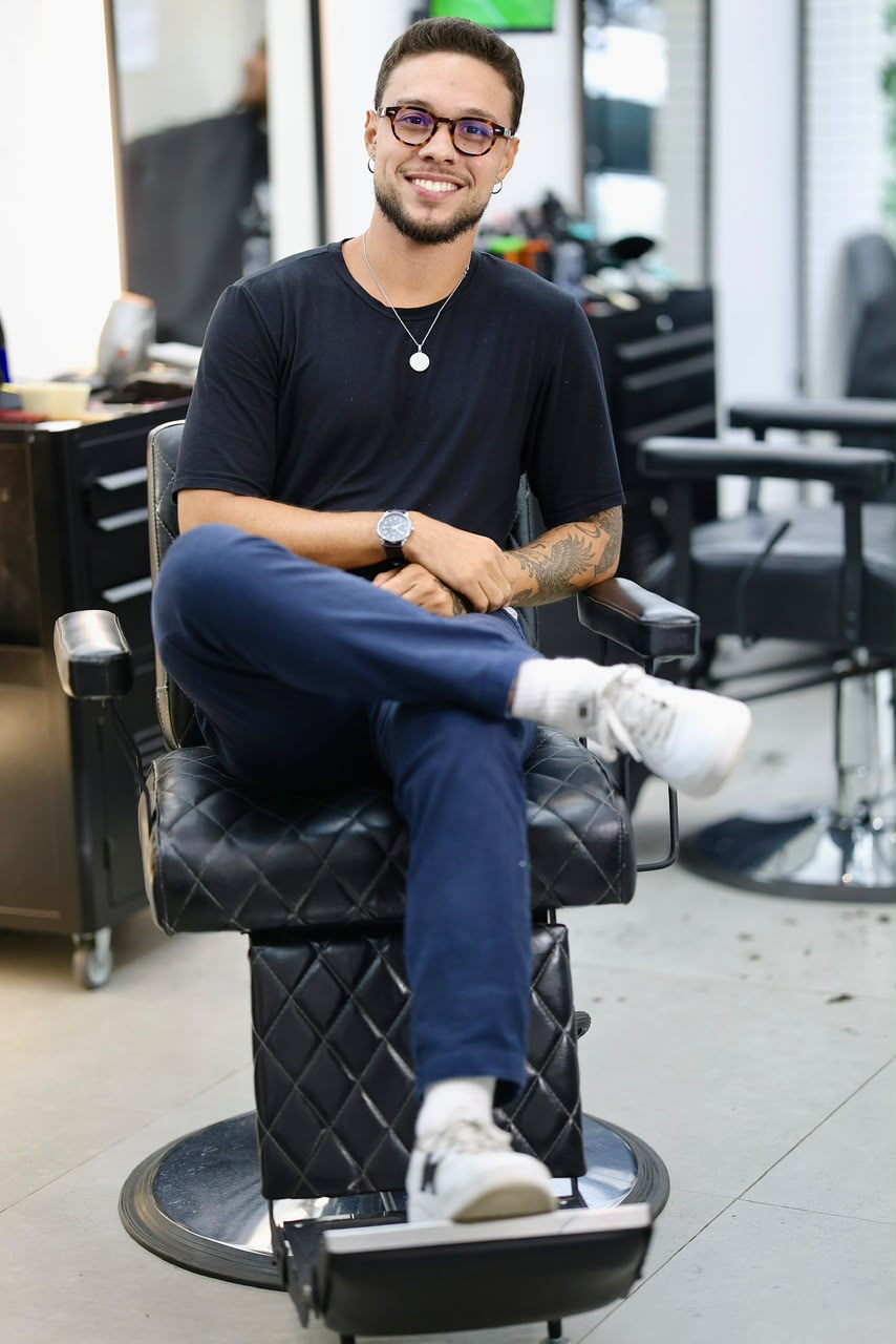 Vinicius Oliveira, barbeiro na Barbearia do Vini